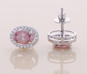 ต่างหูเพชรทรงรีสีชมพูเพาะเลี้ยงในห้องปฏิบัติการ ได้รับการรับรองจาก IGI ประดับเพชรรอบเพชร ตัวเรือนเงินแท้ 925 - Product Image 5