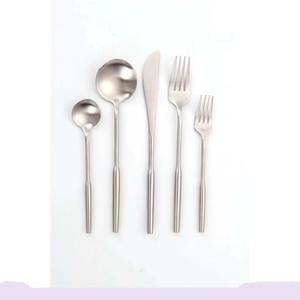 Lot de 5 couverts en acier inoxydable idéal pour les ustensiles de cuisine de table à la maison couverts plaqués couleur argent ensembles de poignées en métal et laiton - Product Image 5