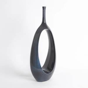 Le grand vase ovale ouvert à anneau est un vase décoratif en céramique avec une forme ovale distinctive. Il présente un col étroit et un - Product Image 1
