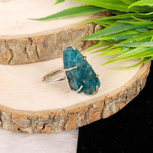 Anillo fino de oro de 10K hecho a mano con piedra preciosa de apatita de neón, ajuste de bisel chapado en rodio de estilo vintage - Product Image 4