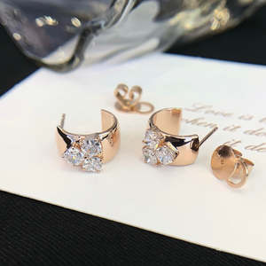 Boucles d'oreilles clous trois pierres en diamant de laboratoire taille coussin 1,20 carats, couleur EF, clarté VS - Product Image 4