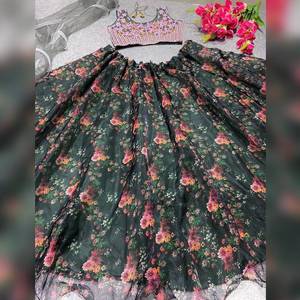 Attrayant Lehenga choli pour femmes Organza Floral Print Sequins & Broderie Travail Designer Party Wear, Indian Wear - Product Image 3