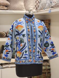 Veste courte d'hiver décontractée vintage en coton tissé avec logo brodé Suzani, motif floral, style bohème, col chemise, effet délavé - Product Image 4