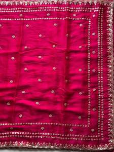 Sari indien en satin de soie Fandy pour femme avec broderie de designer, sequins et bordure ajourée en fil Jarl - Product Image 2