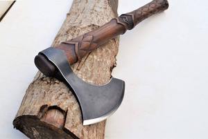 Hache viking à double lame en acier damas de haute qualité, fabriquée par Steel Craft International, manche en bois, forgée à la main, gravée - Product Image 3