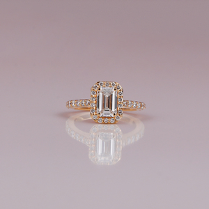 Lujoso anillo de compromiso de halo de diamante cultivado en laboratorio de corte esmeralda, anillo de regalo de estilo moderno de platino para mujer - Product Image 1