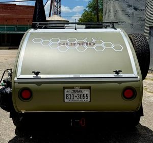 รถพ่วงอลูมิเนียมขนาดกะทัดรัดสำหรับเดินทาง รุ่น Teardrop Camper บ้านเคลื่อนที่ขนาดเล็กสำหรับการเดินทางบนถนนและการตั้งแคมป์ - Product Image 4