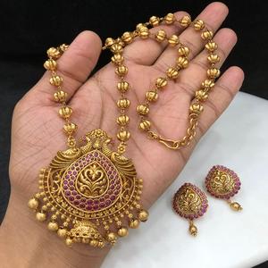 Conjunto de collar chapado en oro con aspecto de piedra de diseño exclusivo de pulido antiguo de calidad superior con pendientes para boda para mujer - Product Image 1