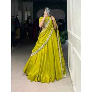 Lehenga de fête traditionnelle avec broderie de paillettes de codage de perles - Product Image 1