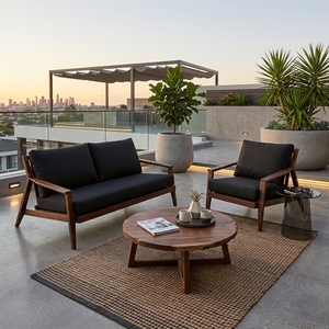 Ensemble de meubles de jardin en teck noyer foncé avec coussins en tissu Cartenza noir, canapé et fauteuil, pour aménagement de patio, design artistique pur - Product Image 3