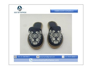 Alpargatas de moda de primavera 2023, hermosa flor bordada, parte superior de lona negra, sin cordones, cómodas, transpirables para verano y otoño - Product Image 3