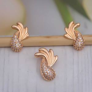 จี้ห้อยคอผู้หญิงดีไซน์หรูหรา ชุบทองบนสแตนเลสสตีล ประดับด้วยเพชรซิคอนคุณภาพพรีเมียม เครื่องประดับแฟชั่นทันสมัย - Product Image 1