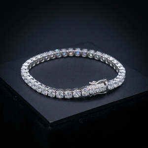 Bracelet tennis élégant et fin en or blanc avec zircons cubiques à quatre griffes, fermoir boîte, bijou raffiné au design impeccable - Product Image 2