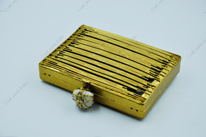 Pochette de soirée en métal doré de luxe avec un design à panneaux côtelés linéaires, fabriquée à la main, pour les mariages et les cocktails - Product Image 4