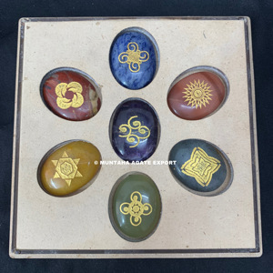 Ensemble de 7 pierres de cristal des chakras en gros, boîte cadeau en bois ovale personnalisable, gravée à la main, Feng Shui, présentation haut de gamme, mascotte - Product Image 2