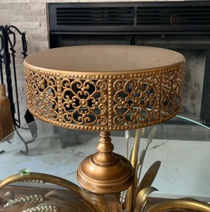 Elegante Soporte para Pastel de Metal, Diseño Contemporáneo, Color y Forma Personalizables, Apto para Lavavajillas, Diseñado para Pasteles, Cupcakes y Postres - Product Image 1