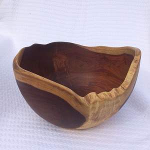 Bol de service rond en bois au design classique fait à la main Bol à salade et à fruits au fini naturel pour vaisselle personnalisable - Product Image 1