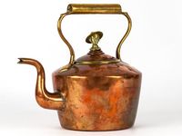 Théière en cuivre uni avec ouverture large et aspect poli, idéale pour les intérieurs classiques et les idées de cadeaux.