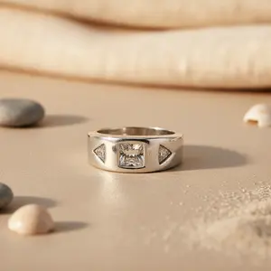 Anillo de Circonita Cúbica Chapado en Oro Glamuroso con Corte Princesa y Piedras Laterales para Boda de Mujer - Product Image 3