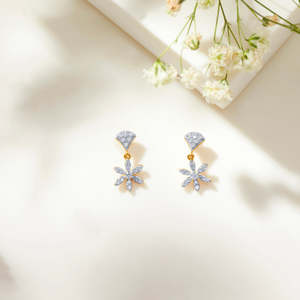 ต่างหูเพชรลายดอกไม้สีทองสำหรับผู้หญิง - Product Image 1