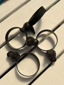 Servilleteros de hierro antiguos con detalles hechos a mano de primera calidad para decoración de cocina rústica y temas festivos de fiesta. - Product Image 2