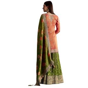 Vente en gros de vêtements ethniques pour femmes tenue de fête personnalisée d'usine OEM Kurta en tissu orange avec Zari Palazzo et Floral Dupatta - Product Image 5