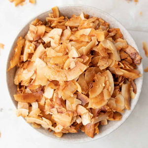 Délicieuses chips de noix de coco grillées de bonne qualité, croustillantes et sucrées pour des collations saines - Product Image 1
