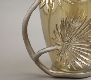 Maceta de metal dorado de primera calidad con acento llamativo de cristal dorado, ideal para una decoración elegante del hogar y espacios interiores - Product Image 6