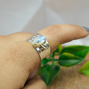 Anillo de Piedra Lunar Arcoíris Fuego Azul, Anillo Martillado de Plata de Ley 925 con Detalles en Latón, Joyería de Piedra Lunar, Regalo para Mujer - Product Image 5