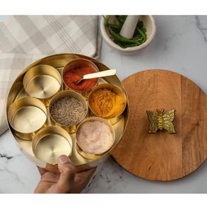 Boîte à épices en laiton taille personnalisée et avec couvercle gravé de fleurs et 7 conteneurs produit de qualité supérieure personnalisé - Product Image 6