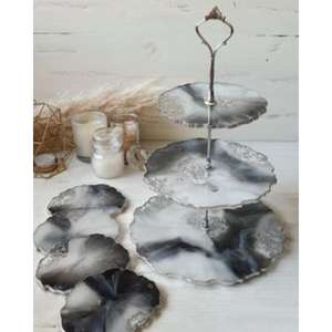 Soporte de pastel de resina de diseñador con acabado de resina vertida a mano que garantiza una exhibición de postres visualmente impresionante para configuraciones de eventos de lujo - Product Image 1