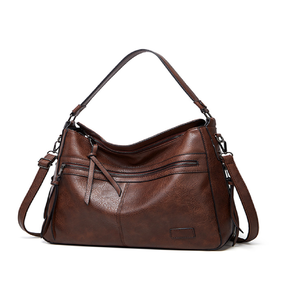 Elegante bolso blanco y crema con detalle de textura de reptil, herrajes dorados, y asas resistentes, disponible a precio mayorista. - Product Image 4