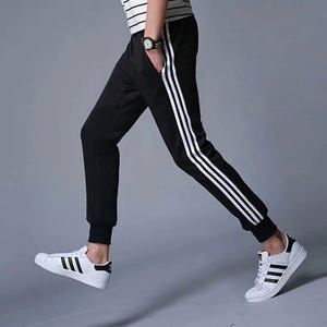 Pantalones cortos deportivos SP06 con rayas laterales hechos de tela elástica de alta calidad que es fresca suave y resistente a la formación de bolitas - Product Image 6