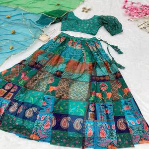 VASTRA COTTAGE Lehenga Choli de Organza Pura Jimmy con Patta de Lona, Blusa Acolchada Completamente Cosida y Dupatta de Organza con Borde de Encaje - Product Image 1