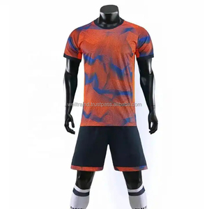 Tenue d'équipe de football, uniforme de football de haute qualité, uniforme de football personnalisé, uniforme de football en couleur personnalisée, 100% polyester, fabriqué au Pakistan - Product Image 2