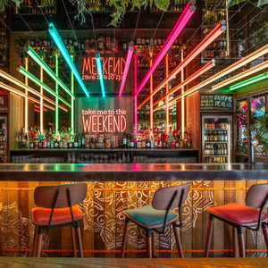 เฟอร์นิเจอร์ตกแต่งภายในสไตล์เรโทรสำหรับบาร์ร้านเหล้าแบบชนบท เหมาะสำหรับตกแต่งผับแบบดั้งเดิม ร้านไวน์ และการออกแบบพื้นที่ดื่มด่ำ - Product Image 1