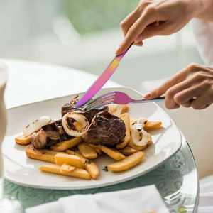 Ensemble de couverts contemporains en arc-en-ciel, conçu pour la durabilité et le style, offrant une brillance multicolore pour des arrangements de table élégants - Product Image 5