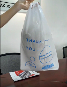 Las bolsas de camisetas reciclables son ideales para todas las empresas del fabricante El plástico proviene de las necesidades personalizadas OEM de Vietnam - Product Image 2