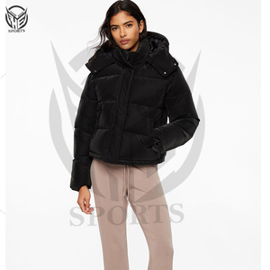 Chaqueta acolchada con abrigos negros con capucha impermeable de alta calidad de material de primera calidad chaqueta acolchada para mujer. - Product Image 4