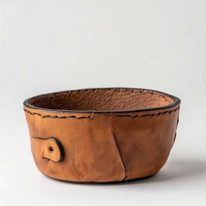 Mini jardinière en cuir conçue pour une touche de luxe silencieuse aux paramètres de table Home Corners ou Studio Workspace Display - Product Image 5