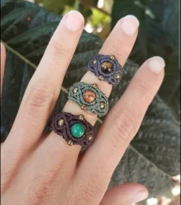 Piedra preciosa en forma de bola turquesa china de gran calidad con pequeñas cuentas de latón, anillo de macramé ajustable, joyería hecha a mano para el verano - Product Image 1