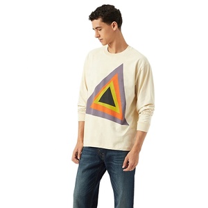 Comprar ahora Camiseta de algodón de moda para hombre de manga larga con cuello redondo Regular Fit Bold Graphic Triangle Print Streetwear estilo camiseta para hombre - Product Image 2