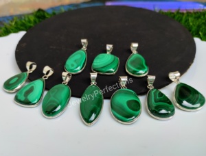 Vente en gros de colliers de pierres précieuses en malachite plaquée argent tendance, style bohème, mélange de formes, pendentifs à la mode, breloques - Product Image 4