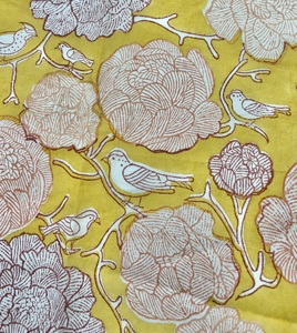 Tissu en coton imprimé à la main avec des motifs floraux et d'oiseaux, inspiré de l'Inde et de la France, imprimé botanique - Product Image 1