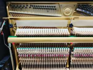 Piano Vertical Yamaha U3A Usado, Calidad Japonesa, Rendimiento Profesional, Listo para el Escenario, Sonido Claro y Potente - Product Image 2