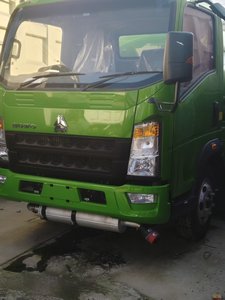 Camion-citerne à huile Sinotruk HOWO 35t 6X4 8x4 Transport et ravitaillement en carburant - Product Image 4
