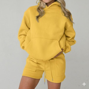 Conjunto personalizado de dos piezas con capucha y pantalones cortos para mujer con diseño frontal de insignia - Product Image 5