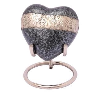 Urna de cremación de recuerdo en forma de corazón única para cenizas humanas hecha a mano en latón y urna de entierro de recuerdo grabada a mano en casa - Product Image 6