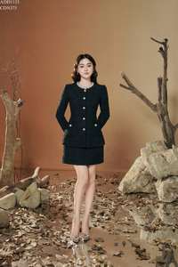 Ensemble chemise à manches longues en tweed et jupe longue pour femme, vêtements de cérémonie, polyester, OEM ODM Vietnam - Product Image 3