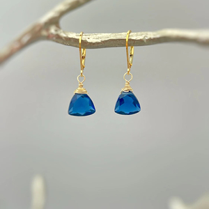 Boucles d'oreilles Dainty Sapphire Blue Dangly 14k Gold Sterling Silver Boho Gemstone Bijoux faits à la main pour les femmes Septembre Birthstone - Product Image 1